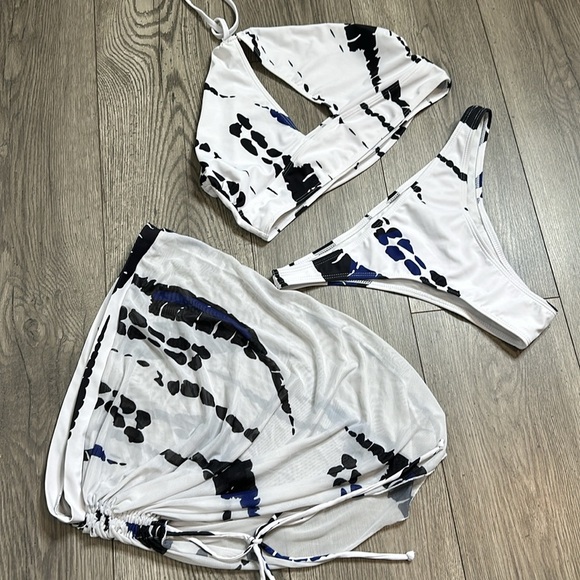 Stylish White and Blue Bikini Set - Picture 2 of 2